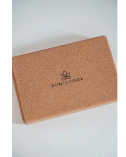 Nizek podporni blok za jogo iz plute za podlaganje in razbremenitev.