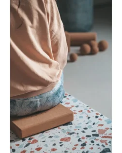 Nizek podporni blok za jogo iz plute za podlaganje in razbremenitev.