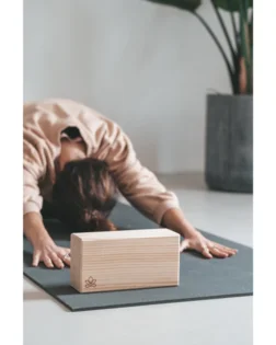 Drveni joga blok za čvrstu i preciznu potporu.
