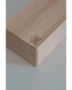 Drveni joga blok za čvrstu i preciznu potporu.