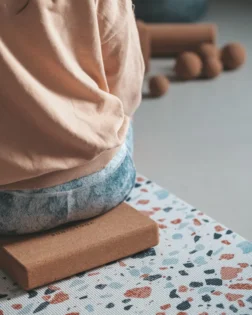 Četiri potporna bloka od pluta za stoj na ramenima s podesivom visinom.