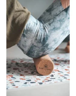 Rullo massaggio in sughero per schiena e gambe, adatto a rilascio miofasciale.