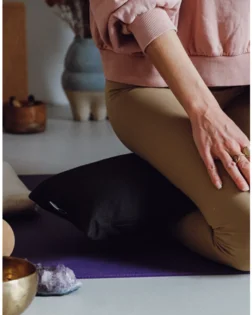 Anthrazit Pranayama Kissen aus Bio Baumwolle für Brustkorbstütze und liegende Atemübungen.