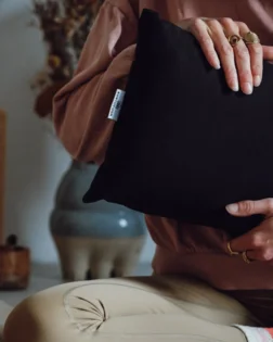 Anthrazit Pranayama Kissen aus Bio Baumwolle für Brustkorbstütze und liegende Atemübungen.