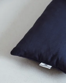 Cuscino pranayama blu in cotone biologico per sollevare il torace e respirare in modo uniforme.