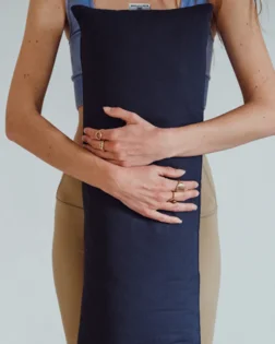 Cuscino pranayama blu in cotone biologico per sollevare il torace e respirare in modo uniforme.