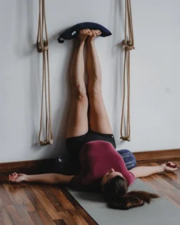 Dunkelblauer gefüllter Yoga Sandsack aus Bio Baumwolle für Restorative Praxis und Pranayama Vorbereitung.