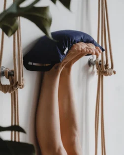 Dunkelblauer gefüllter Yoga Sandsack aus Bio Baumwolle für Restorative Praxis und Pranayama Vorbereitung.