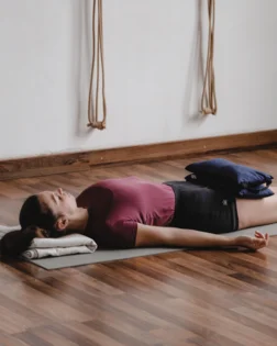 Dunkelblauer gefüllter Yoga Sandsack aus Bio Baumwolle für Restorative Praxis und Pranayama Vorbereitung.