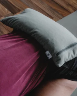 Grüner gefüllter Yoga Sandsack aus Bio Baumwolle für Savasana und Restorative Yoga.