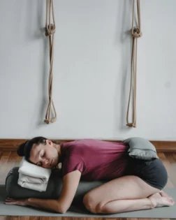 Grüner gefüllter Yoga Sandsack aus Bio Baumwolle für Savasana und Restorative Yoga.