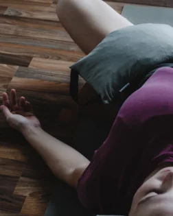 Grüner gefüllter Yoga Sandsack aus Bio Baumwolle für Savasana und Restorative Yoga.