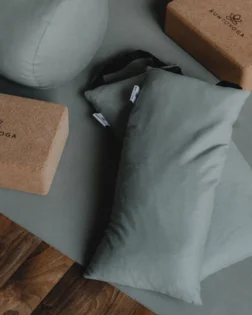 Grüner gefüllter Yoga Sandsack aus Bio Baumwolle für Savasana und Restorative Yoga.