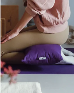 Cuscino per pranayama, viola con coperta da yoga