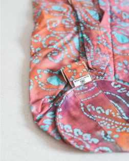 Bombažna torba za joga blazino z motivom Tulip, žepom na zadrgo in nastavljivim trakom.